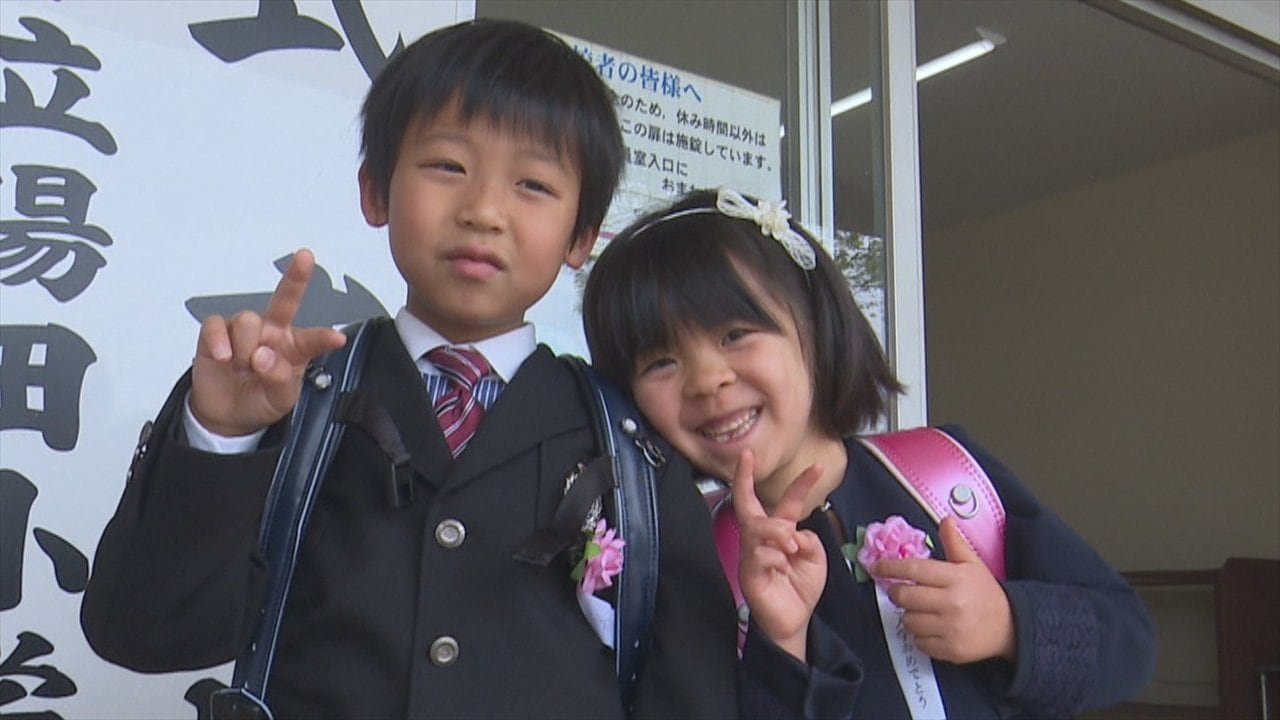 山口市立湯田小学校制服 山口市立湯田小学校で「青少年赤十字（JRC）加盟登録式」を行いました