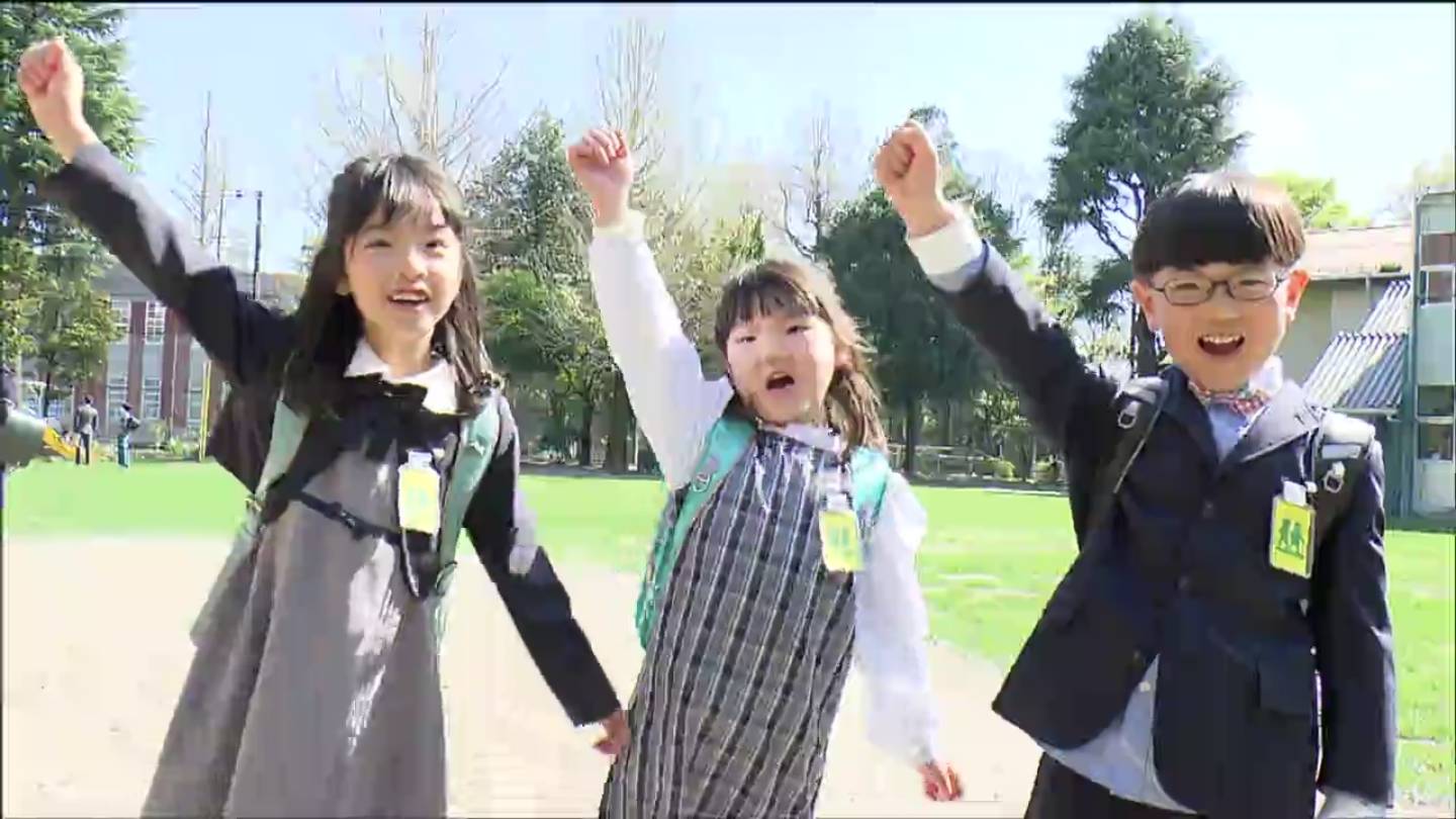 がんばるぞエイエイオー！」仙台市立の小学校で入学式 マスクを外して