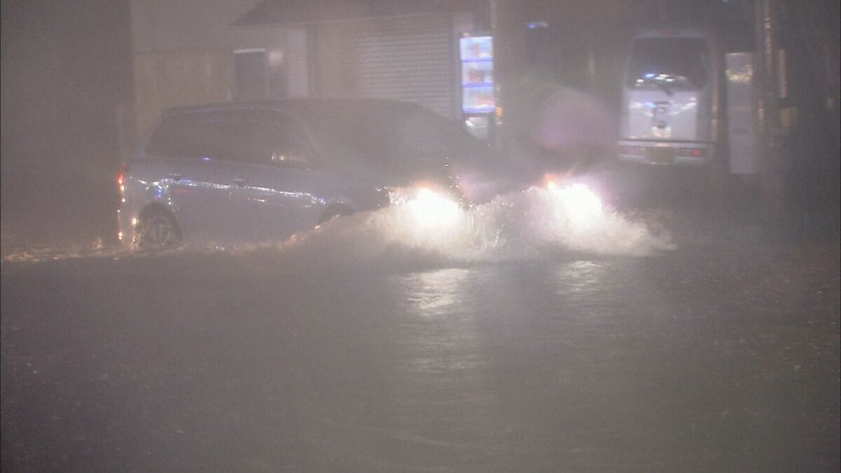 大雨の道路冠水から“命を守る”正しい行動とは…記録的豪雨で浮き彫りに「脱出ハンマー」の常備を