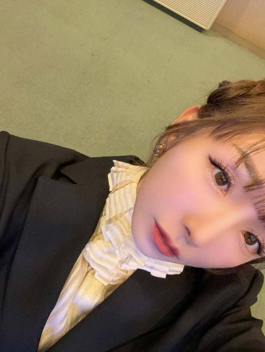 加護亜依 】 モノトーンのシックな装いでファンを魅了 トークショーで