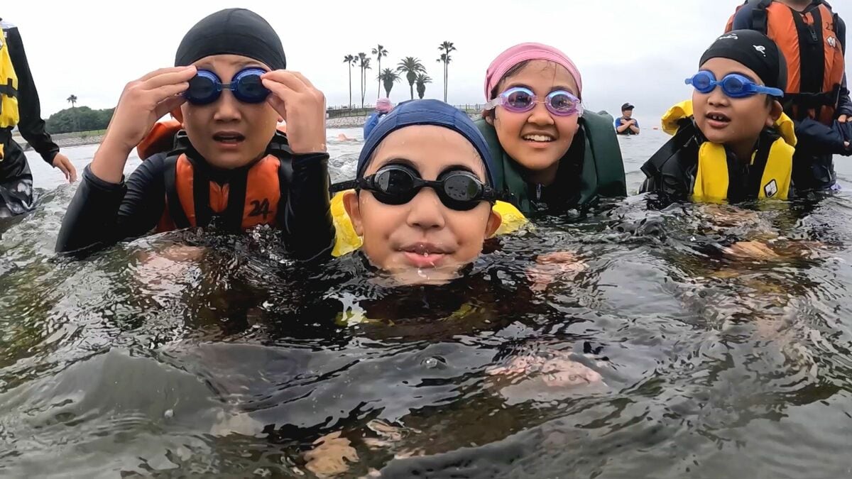 田ノ浦ビーチで海開き　子どもたちが一足早く初泳ぎ　大分