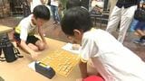 表町商店街に並んだ昔ながらの「縁台」で子どもたちの将棋大会 小学生約110人が真剣に対局に【岡山】|TBS NEWS DIG