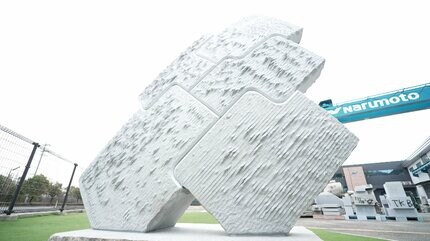 アメリカの彫刻家が石の街・笠岡で巨大なオブジェを制作 地元の石材