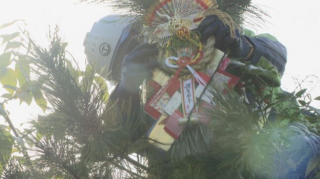 クリスマスとお正月が一度に楽しめる“カドマツリー”飾りつけはサンタにへびに…|TBS NEWS DIG