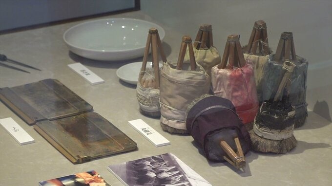甲州印伝の伝統技法「更紗」　財布など約40点展示　大正時代の作品も　山梨・印傳博物館　　|　山梨のニュース | ＵＴＹテレビ山梨