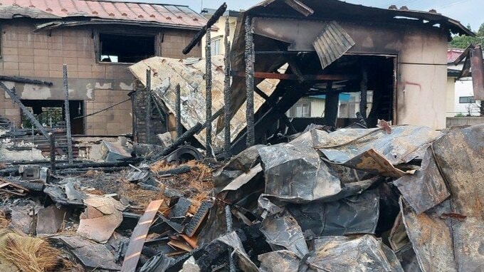 住宅など3棟が全焼する火事発生　46歳の男性が病院に搬送　命に別状なし　青森県平川市|TBS NEWS DIG