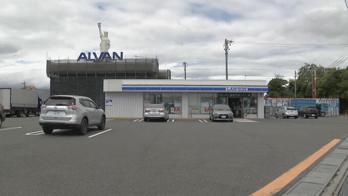 菓子パン1個とたばこ1箱を奪って男が逃走 店員に“刃物”突きつけ…カウンターの内側に 50代～60代 身長170㎝くらい 岐阜･安八町でコンビニ強盗|TBS NEWS DIG
