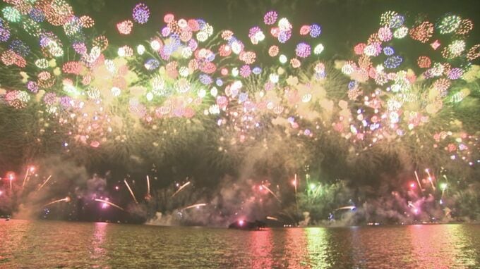 2日間で２万１０００発　水の都・松江の夜空を彩る花火が見物客を魅了　松江水郷祭湖上花火大会　|TBS NEWS DIG