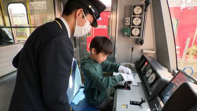 静岡鉄道「A3000形」デビュー10周年 長沼車庫で記念イベント 子どもたちが運転体験に挑戦|TBS NEWS DIG