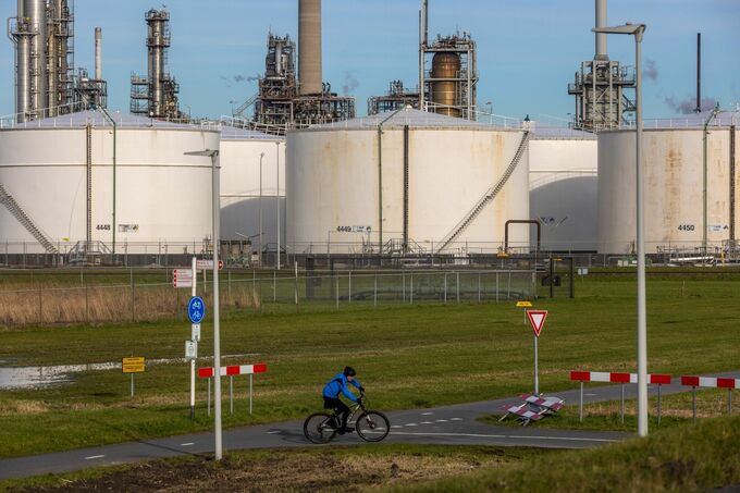 ＩＥＡ､石油余剰見通しを再度引き下げ-対ロ制裁の効果は限定的と予想