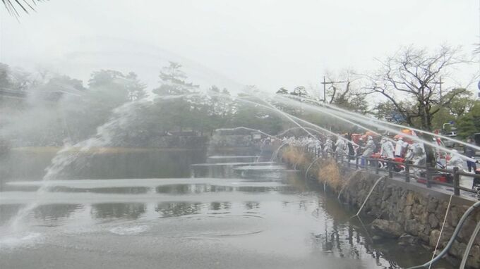 松江城内堀で圧巻の「一斉放水」　消防出初式で防火防災誓う　|　BSSニュース | BSS山陰放送