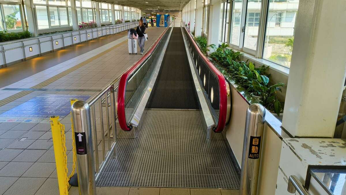 修繕できず約3年半停止の「動く歩道」 約2億4千万円かけ一部撤去し稼働再開　那覇空…