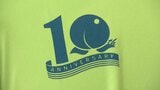 【おかやまマラソン2026】大会10周年のロゴを胸元にあしらった参加賞Tシャツや限定の備前焼完走メダルお披露目 | 岡山・香川のニュース | 天気 | RSK山陽放送
