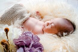 子どもの成長の記録に…赤ちゃんの「ニューボーンフォト」はアリ？ナシ？　「記念になる」「怖い」「親のエゴ」賛否論争も　実際に撮影した夫婦の思いは？小児科医の見解は？|TBS NEWS DIG