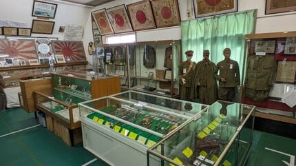 自衛隊の災害派遣活動の様子や、日露戦争、第二次世界大戦の遺品、写真