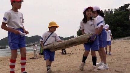 海開きを前に、児童や高校生が海岸清掃と大津波警報が発表された想定で