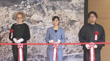 涙ぐむ受賞者に佳子さまがハンカチを…ウクライナ人陶芸家「世の中で一