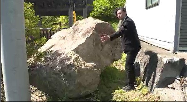 【巨大な岩がガレージ直撃】住宅に3つの大きな岩が約70メートル上の急斜面から落ちてきた…岩は大きく弾みながら転がり道路の一部陥没…近くの山では松くい虫被害の枯れ木の伐採作業「今後、心配でどうしようもない…」　|　SBC NEWS | 長野のニュース | SBC信越放送