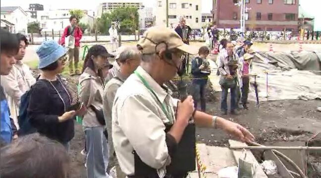 使途不明の7メートルの丸太や築城当初の杭も「埋もれていた」松本城の歴史ロマンに興味津々　外堀復元に伴う発掘調査の成果説明会　長野・松本市|TBS NEWS DIG