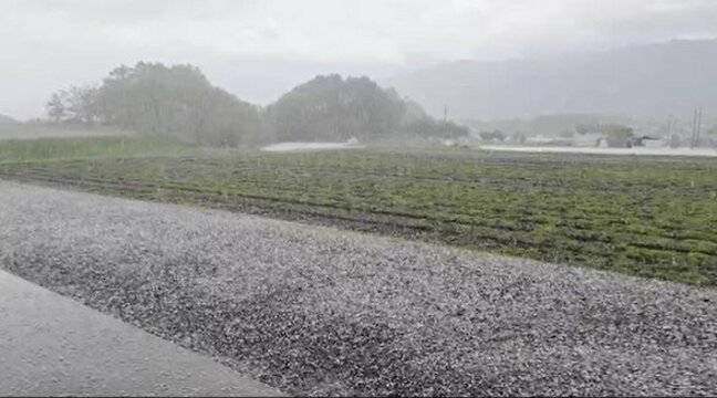 「畑がひょうで一面真っ白に…」長野県内で局地的に激しい雨…駅前も短時間に激しい雨が…上空に強い寒気流れ込み大気の状態が不安定…12日は雷雨で約48万戸が停電|TBS NEWS DIG