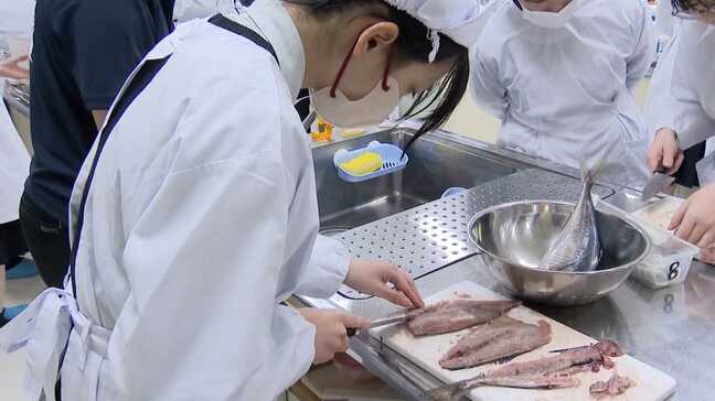 高校で魚のさばき方教室　さばいた魚はムニエルと刺し身で「いただきます！」|TBS NEWS DIG