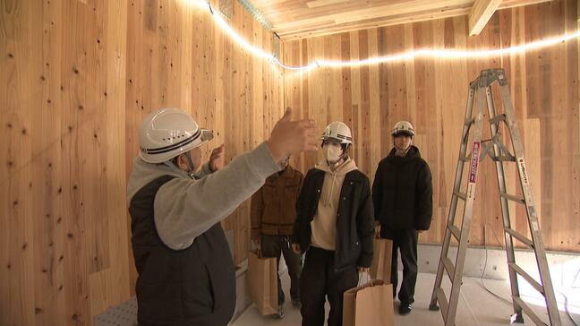 木製パネル「CLT」活用の建設現場で説明会　コンクリートより軽く耐久・耐火性に優れ、参加者は「思った以上に断熱効果が高い」と関心寄せる|TBS NEWS DIG