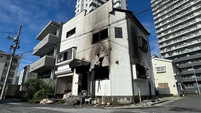 宇都宮市の3階建て住宅で火事　焼け跡から1人の遺体　住人の50代男性と連絡とれず|TBS NEWS DIG