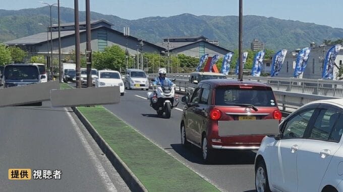 市中心部の橋の上　２台が逆走　一時白バイとにらめっこ状態に　大型連休で注意必要|TBS NEWS DIG