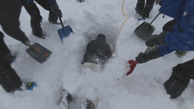 山岳遭難救助隊に密着　記者が体験した“雪崩で埋もれる恐怖”「真っ暗で何も見えない」　北海道で急増するバックカントリー遭難　お汁粉と9枚のシートで命を繋ぐ救助隊の過酷な最前線　|　北海道のニュース｜HBC北海道放送