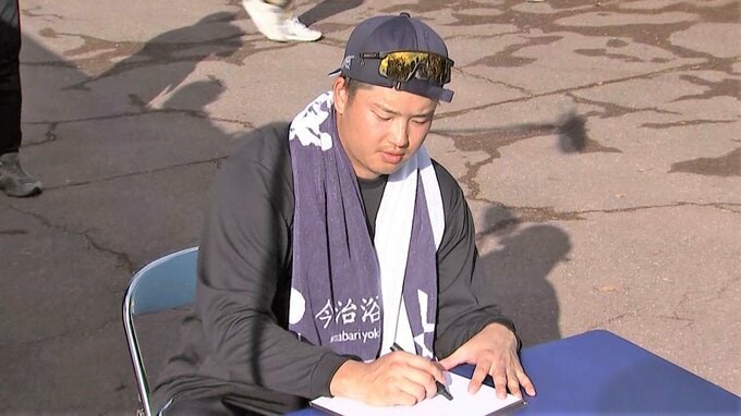 【ヤクルト】村上宗隆が子ども限定の即席サイン会で海を越える人気ぶり「WBC見ました ！ 謝謝 ！」|TBS NEWS DIG