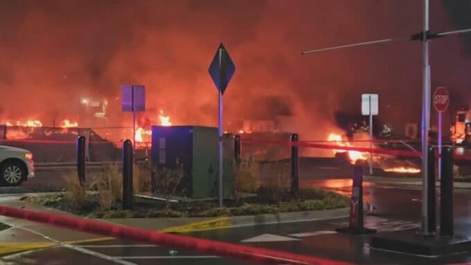 アメリカ・フィラデルフィア 医療用の小型ジェット墜落 搭乗の6人全員の死亡確認|TBS NEWS DIG