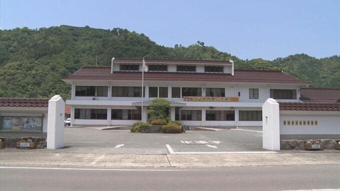 道路脇に停まっている車に乗った男に職務質問すると…「危ないものを持っている」　刃体の長さ約14cm・全長30cm超のはさみを所持、山口県の無職の男(30)を現行犯逮捕　逮捕の際少し暴れ抵抗する|TBS NEWS DIG