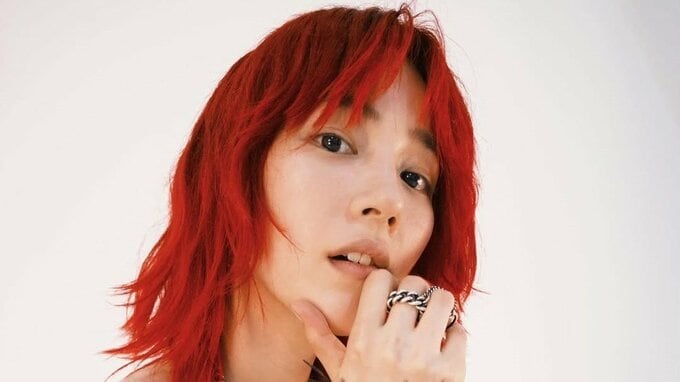【のん】アルバムジャケット撮影のオフショットを公開　「あみあみ」赤髪と白いドレスで魅せる　|TBS NEWS DIG