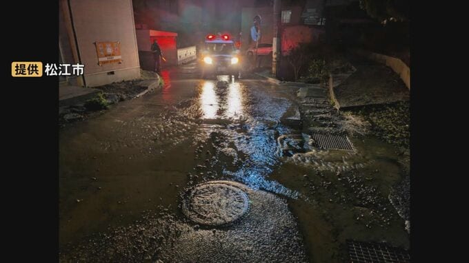 「道路に水があふれている」　突然、住宅街の道路に“直径1mの穴”　54年前の水道管に4cmの穴、辺りは水浸し…106世帯が断水するなどの影響　|TBS NEWS DIG