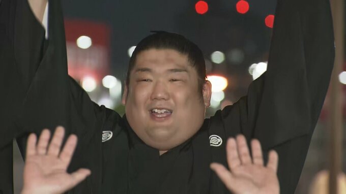 「夢を見ている感じ」110年ぶり新入幕Ｖの尊富士　右足に“魔法をかけた”横綱・照ノ富士とハグ　祖父は孫の活躍に「ほっぺにチューしたい！」　|　青森のニュース│ATV NEWS│青森テレビ