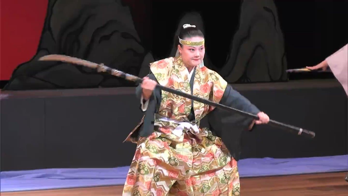 岡山で生まれた剣詩舞の流派「菊水流」の発表会 詩吟にあわせて扇や刀