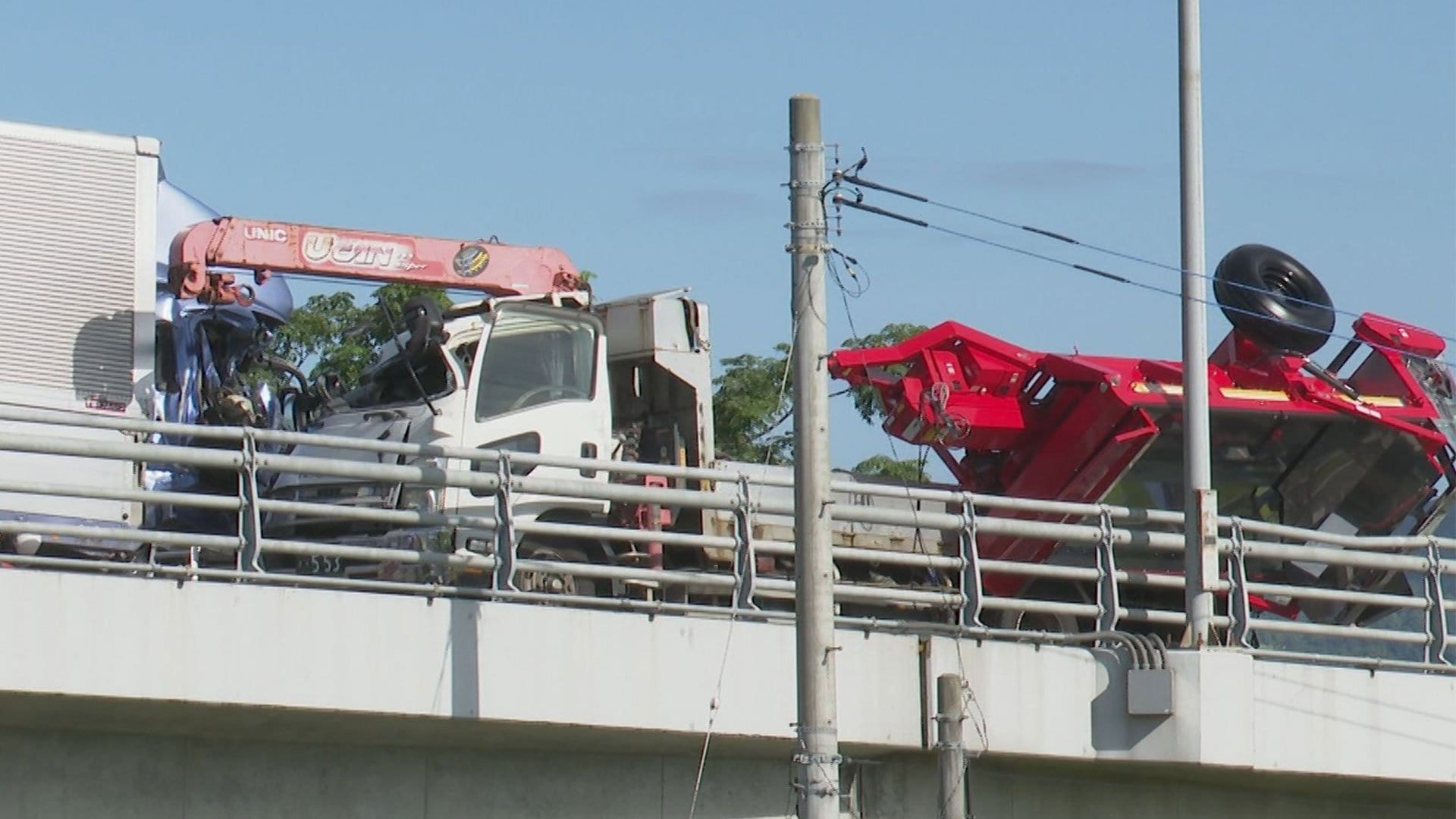 大型トラックと乗用車が正面衝突 さらに別のトラックなど車4台も
