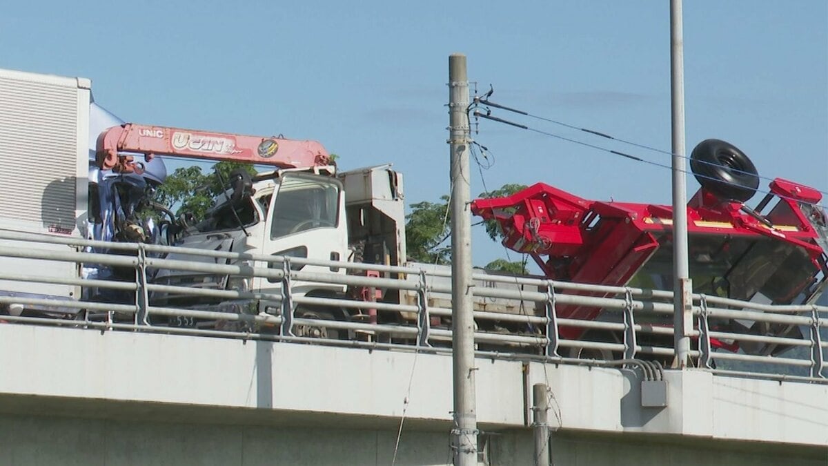 大型トラックと乗用車が正面衝突 さらに別のトラックなど車4台も