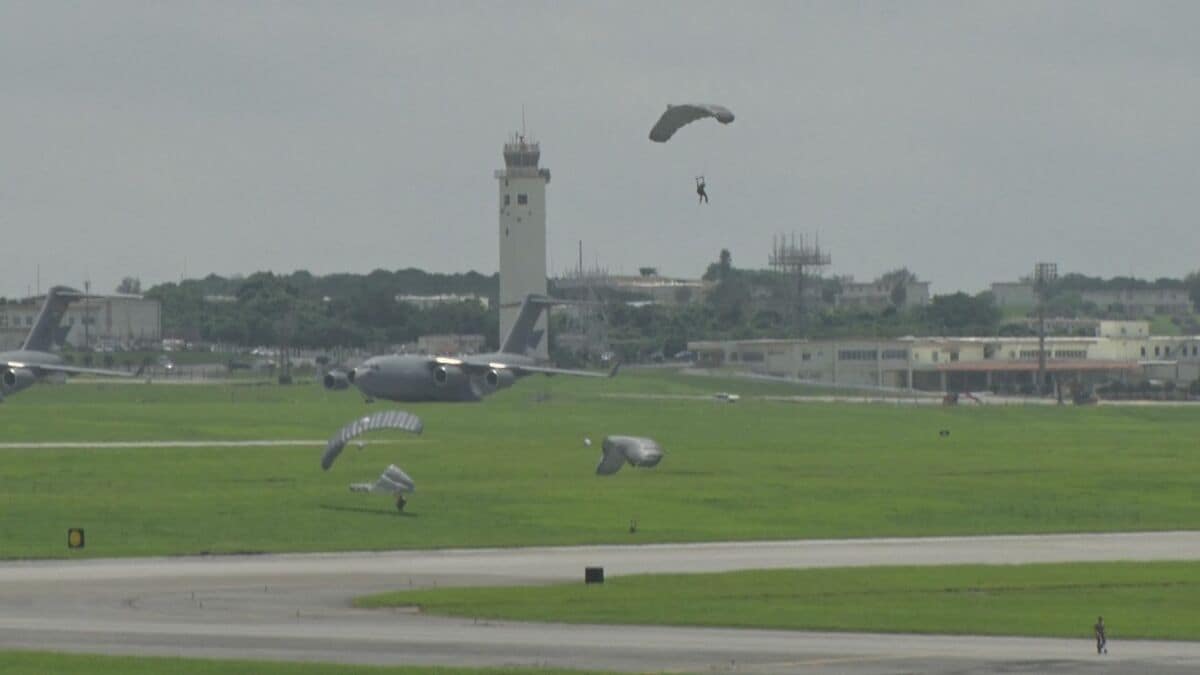 米軍が嘉手納基地で「パラシュート降下訓練」を強行　県や周辺自治体 重大事故につながる恐れを訴え強く反対