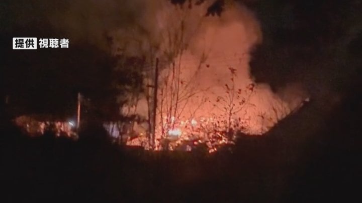 未明に火事　火元の蔵と車2台、鳥小屋などが全焼　母屋の一部も焼ける　山梨