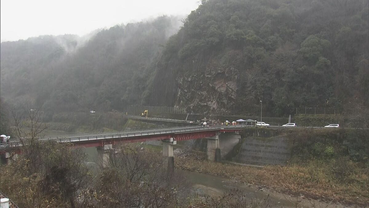 愛岐道路の土砂崩れの原因分析「雨水が岩盤の亀裂に入って凍り 亀裂を広げていた」
