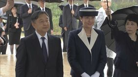 両陛下が硫黄島で慰霊碑に献花 犠牲になった日本兵の鎮魂を祈られる 日米両軍や島民ら約3万人戦死の地…戦後80年で最初の“慰霊の旅”|TBS NEWS DIG