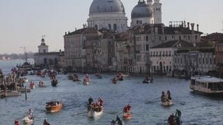 サンタクロースたちがゴンドラに乗ってベネチアの大運河をパレード| TBS CROSS DIG with Bloomberg