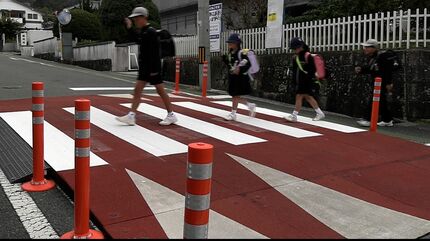 車を減速させる装置「スムーズ横断歩道」とは？急ブレーキ多発地点で