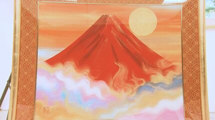 縁起物の龍や鳳凰も…あいはら友子さん「赤富士絵画展」うすい百貨店で