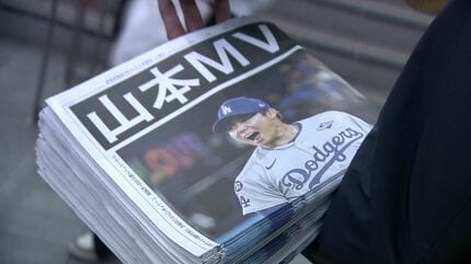 貴重！ワールドシリーズ２連覇！MVP山本由伸投手直筆入り写真！ 山本由伸投手のワールドシリーズMVP獲得でJR岡山駅前で号外 競うように
