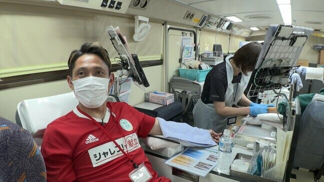 「僕の血液が助けになったらうれしい」元サッカー日本代表・森脇良太さんが人生初の献血に！高知のイベントで“デビュー戦”飾る！|TBS NEWS DIG