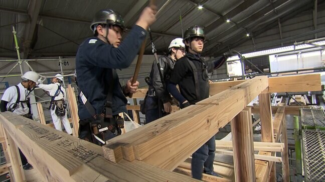 若手大工がベテラン棟梁から「応急仮設住宅の建て方」を実践で学習　建設業界で深刻化する職人の高齢化・人手不足対策【岡山】|TBS NEWS DIG