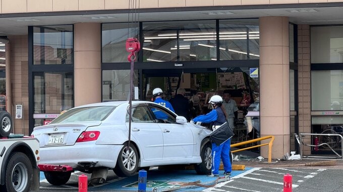 スーパー出入り口に車が突っ込む　79歳運転手の男性「アクセルとブレーキを踏み間違えた」栃木・下野市|TBS NEWS DIG