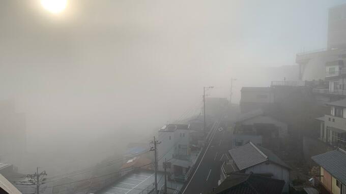 長崎市が濃霧で「真っ白」視界1キロに　JRが霧でダイヤに遅れ　午後は黄砂にも注意|TBS NEWS DIG
